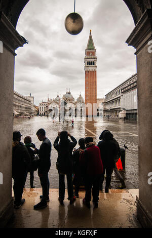 Venise, Italie. 07Th novembre, 2017. Les touristes de prendre une photo de la place St Marc au cours d'une marée haute, le 7 novembre 2017 à Venise, Italie. Banque D'Images