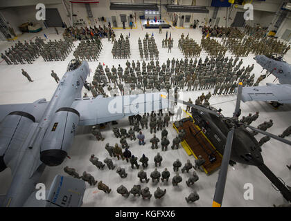 Aviateurs et soldats de la Garde nationale de l'Idaho sont en formation au cours d'une cérémonie de passation de commandement le 5 novembre 2017 à Gowen Field à Boise, Idaho. Banque D'Images