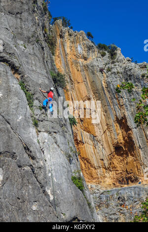 L'escalade sur falaise, Steep Rock face Banque D'Images