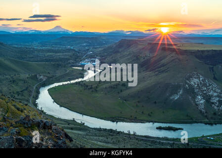 Vista du désert au coucher du soleil, avec la rivière Deschutes et sources chaudes dans un profond canyon de l'oregon Banque D'Images