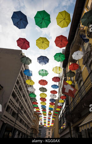 La Suisse, le canton du Tessin, Lugano,parasols Banque D'Images