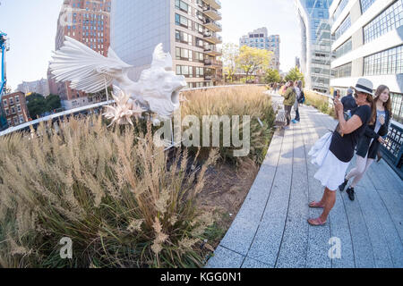 Sur la sculpture des mutations Chelsea High Line, Sphinx Joachim par Marguerite Humeau. Ligne haute , New York, NY, États-Unis d'Amérique. Banque D'Images