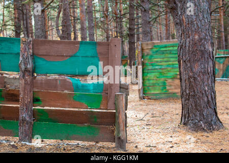 Un terrain de paintball dans la forêt d'automne. Banque D'Images