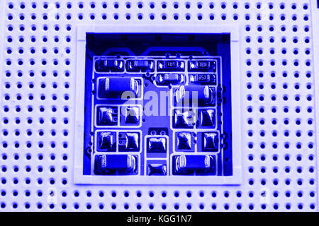 Socket de processeur sur la carte mère d'un ordinateur en mode macro. Banque D'Images