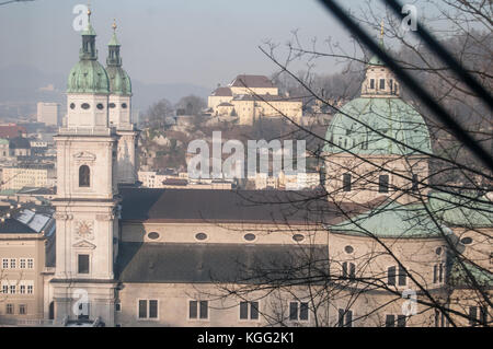 Salzbourg en hiver. Vue de dessus sur la cathédrale de Salzbourg Banque D'Images