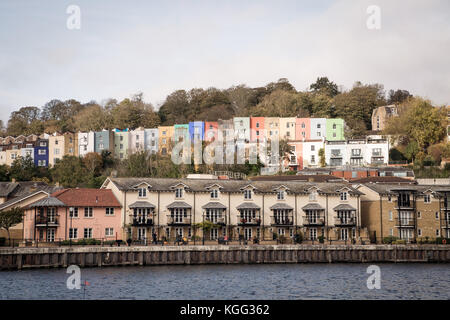 Une vue sur le fleuve et les bâtiments colorés à condensats chauds à Bristol, Angleterre, Royaume-Uni. Banque D'Images