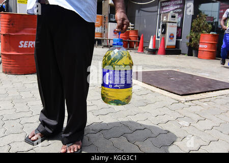 Colombo, Sri Lanka. 07Th nov, 2017 Sri Lanka. Les usagers d'attendre dans une file d'attente à une station essence à Colombo le 7 novembre 2017. un ministre sri lankais a été forcé le 6 novembre à excuses pour une pénurie de carburant qui a vu de longues files d'attente aux stations-services formulaire et forcé de nombreux banlieusards à laisser leur voiture à la maison. Arjuna Ranatunga Ministre du pétrole a déclaré que le gouvernement s'emploie à résoudre la crise, qui est entré semaines après que les autorités se détourna d'une expédition d'environ 40 000 tonnes d'essence qu'il était contaminé. musthaq thasleem : crédit/pacific press/Alamy live news Banque D'Images