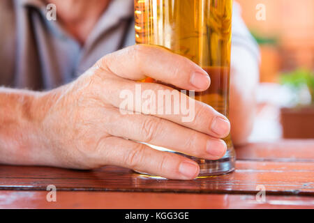 Homme main tenant un verre de bière pression Banque D'Images