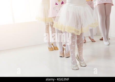 Close-up of a jambes peu ballerines en studio de danse. Banque D'Images