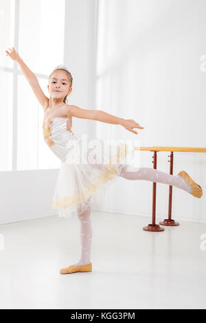 Cute little girl practicing ballet et à la recherche à l'appareil photo. Banque D'Images