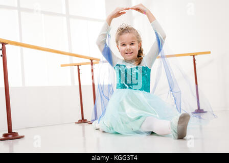 Cute smiling little girl practicing ballet et à la recherche à l'appareil photo. Banque D'Images