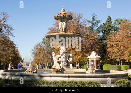 Les gens qui marchent par monument fontaine dans le parc El Retiro, Madrid, Espagne Banque D'Images