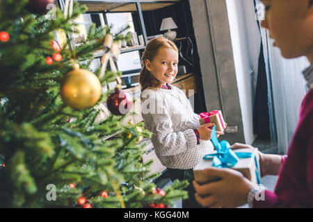 Kids holding christmas gifts Banque D'Images