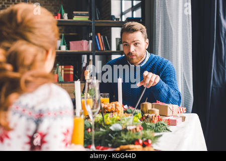 Couple having dinner on christmas Banque D'Images