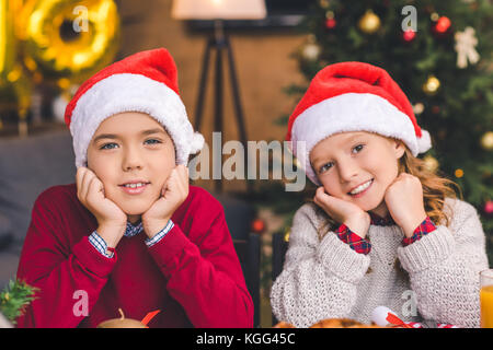 Frère et soeur dans santa hats Banque D'Images