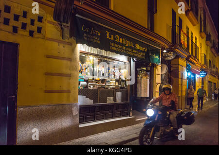 La Antigua Abaceria bar à tapas, Calle Pureza, Triana, Séville, Andalousie, Espagne Banque D'Images