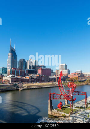 Nashville skyline de Seigenthaler Bridge, Nashville, Tennessee, USA. Alice Aycock Ghost de la sculpture de ballet pour East Bank Machineworks en premier plan. Banque D'Images