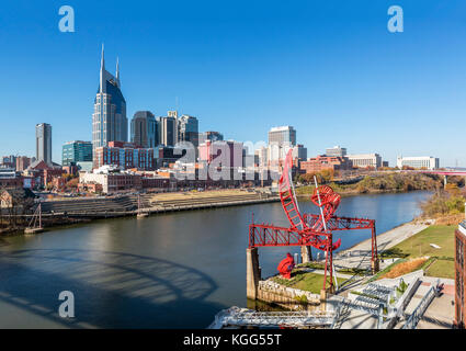 Nashville skyline de Seigenthaler Bridge, Nashville, Tennessee, USA. Alice Aycock Ghost de la sculpture de ballet pour East Bank Machineworks en premier plan. Banque D'Images