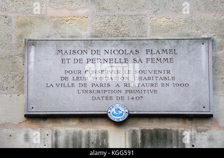 Paris, France. Maison de Nicolas Flamel au No 51 rue de Montmorency. Plus ancienne maison en pierre à Paris. Construit 1407, maintenant un restaurant. Plaque sur la façade Banque D'Images