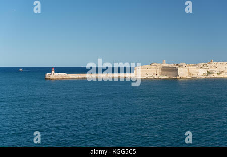 Fort Ricasoli et le phare à l'entrée du grand port (Malte) Banque D'Images