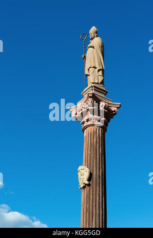 Statue d'un évêque près de la cathédrale de Fribourg Banque D'Images