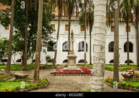 Quito, Équateur - 06 mai 2016 : une belle lapidé foiuntain au milieu du patio de San Francis Church situé dans la ville de Quito Banque D'Images