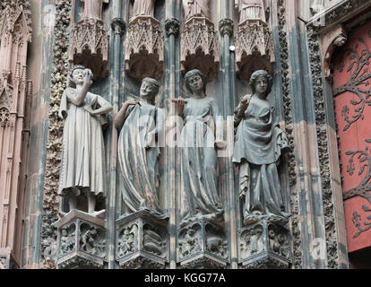 Statues sur la façade de la cathédrale de Strasbourg Banque D'Images