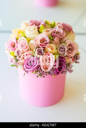 Bouquet de fleurs multicolores roses en boîte cadeau de luxe. Banque D'Images