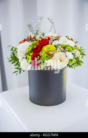 Bouquet de fleurs multicolores roses en boîte cadeau de luxe. Banque D'Images