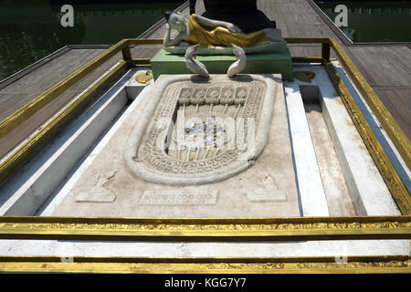 Seema Malaka Temple Colombo Sri Lanka Bouddha couché et empreinte de Bouddha Banque D'Images