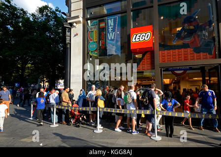 Les clients de la file d'attente pour entrer dans le magasin Lego à Leicester Square, Londres. Magasin de jouets. Magasin de jouets Banque D'Images