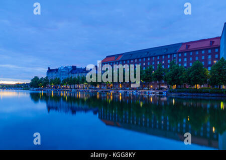 Vue de nuit kaisaniemenlahti bay, à Helsinki, Finlande Banque D'Images