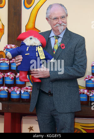 Londres - nov 05, 2017 : Jim Broadbent assiste à la première du film 2 de Paddington à Londres Banque D'Images