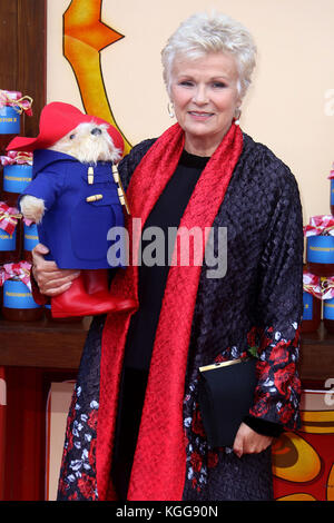 Londres - nov 05, 2017 : dame julie walters assiste à la première du film 2 de Paddington à Londres Banque D'Images