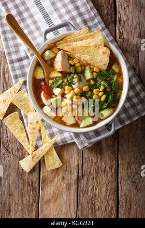 Soupe de tortillas fraîchement cuisiné avec du poulet et des légumes sur la table. vertical haut Vue de dessus Banque D'Images