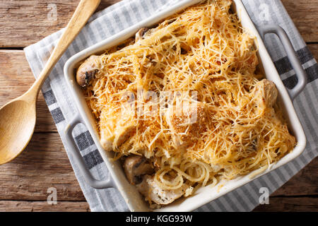 Tetrazzini à poulet de spaghetti, champignons, fromage et sauce crème close-up sur la table supérieure horizontale. Vue de dessus Banque D'Images