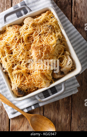 Tetrazzini à nord-américain avec du poulet close-up dans un plat allant au four, sur une table. vertical haut Vue de dessus Banque D'Images