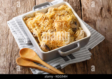 Tetrazzini à nord-américain avec du poulet close-up dans un plat allant au four, sur une table horizontale. Banque D'Images