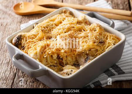 Tetrazzini à américain avec des spaghetti, champignons, fromage, poulet close-up dans une plaque pour la cuisson sur une table horizontale. Banque D'Images