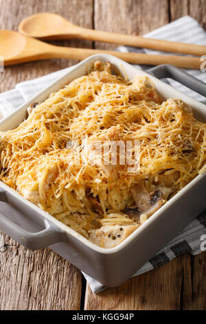 De tetrazzini à spaghetti, champignons, fromage, poulet et sauce crème close-up dans un plat allant au four, sur une table verticale. Banque D'Images