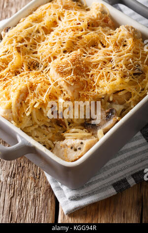 Tetrazzini à poulet de spaghetti, champignons, fromage et sauce crème close-up sur la table verticale. Banque D'Images