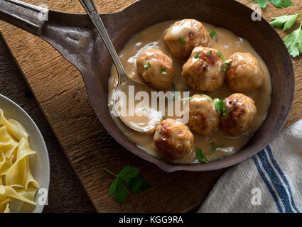 Délicieux avec des boulettes de viande suédoises sauce crème de champignons et les nouilles. Banque D'Images