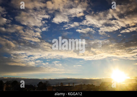 Vue depuis une chambre d'hôtel sur un lever de soleil sur les édifices en quai sud sont, Melbourne, Australie Banque D'Images