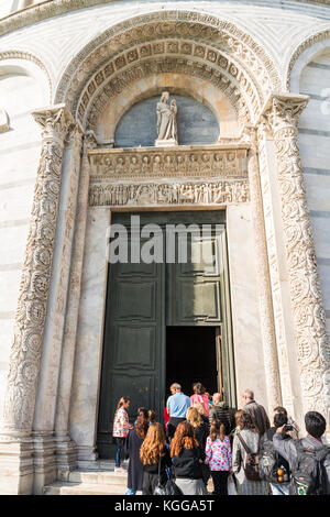 Groupe de visite à la cathédrale de Pise, une cathédrale catholique romaine médiévale dédiée à l'Assomption de la Vierge Marie, sur la Piazza dei Miracoli à Pise, Banque D'Images