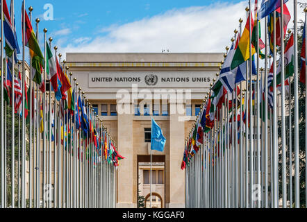 'L'Allée des Nations Unies" (Avenue des Nations Unies) du Palais des Nations Unies de Genève, avec l'agitaient des drapeaux des États membres. Genève, Suisse. Banque D'Images