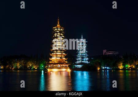 Le soleil et la lune twin pagodes illuminées la nuit dans la ville de Guilin, Chine Banque D'Images