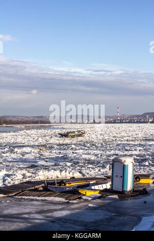 Danube gelé pendant l'hiver, avec des bateaux et des toilettes coincé dans la glace, Belgrade, Serbie Banque D'Images