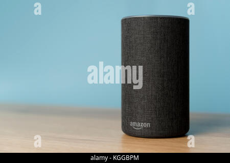 2017 La libération d'un fusain Amazon Echo (2e génération) smart speaker et d'assistant personnel Alexa tourné contre une table en bois et mur bleu. Banque D'Images