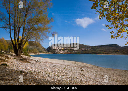 Le lac de barrea (Abruzzes, Italie) - l'automne dans le lac et ses couleurs roccaraso Banque D'Images