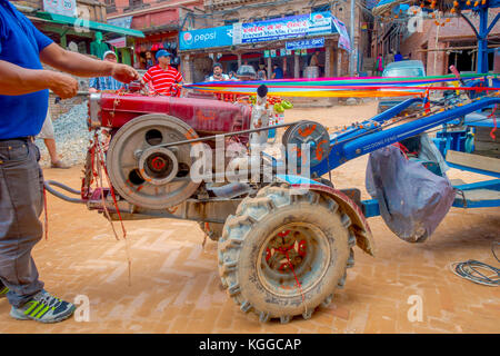 Bhaktapur, Népal - novembre 04, 2017 : des personnes non identifiées, à proximité d'un petit camion à taumadhi square à Bhaktapur, Népal, vallée Banque D'Images